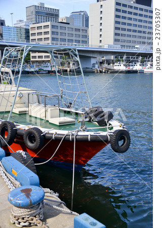 神戸港係留中の船と神戸市街風景の写真素材