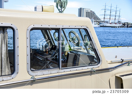 小型船の操舵室からの日本丸 23705309