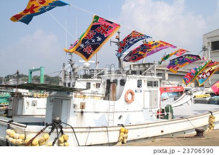 小値賀島の漁船と大漁旗 小値賀島の漁船と大漁旗 23706590