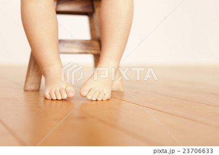 子供足一人 23706633