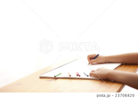 子供一人お絵描き 23706820