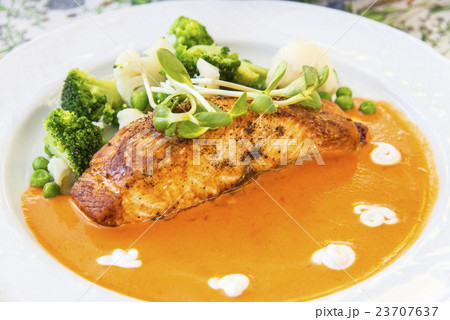 サーモンソテーとパンプキンソース 23707637