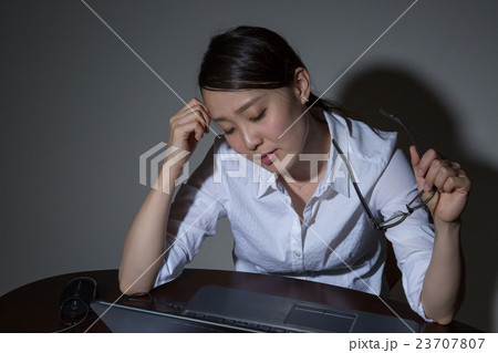 落ち込む女性 落ち込む女性 23707807