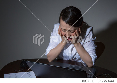 落ち込む女性 落ち込む女性 23707808