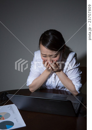 落ち込む女性 落ち込む女性 23707809