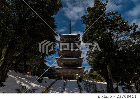 雪景色の妙成寺 雪景色の妙成寺 23708411