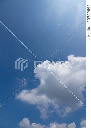 7月後半梅雨明けの空と雲  縦 23709648