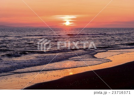 日本海に沈む夕日 23716371