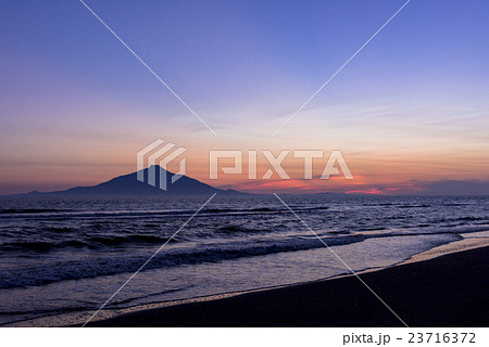 日本海に沈む夕日と利尻山 23716372