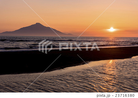 日本海に沈む夕日と利尻山 23716380