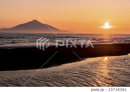 日本海に沈む夕日と利尻山 23716381