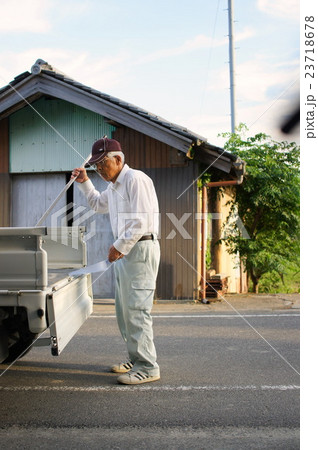 草刈機で草刈りをする高齢者 農作業 農業 おじいさん おばあさん 農家 栽培 23718678