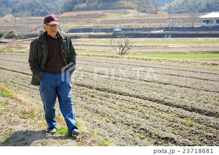 草刈機で草刈りをする高齢者 農作業 農業 おじいさん おばあさん 農家 栽培 草刈機で草刈りをする高齢者 農作業 農業 おじいさん おばあさん 農家 栽培 23718681
