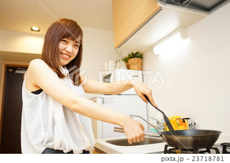 キッチン 料理 若い 女性 一人暮らし シェアハウス 民泊 寮 台所の写真素材
