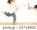 子供一人タブレット 23718905