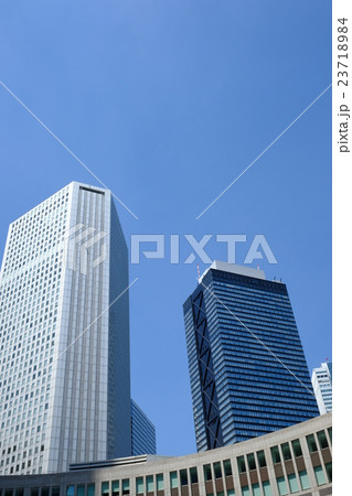 青空と新宿都庁 23718984