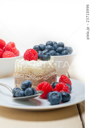 fresh raspberry and blueberry cake fresh raspberry and blueberry cake 23718996