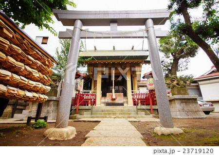 皆中稲荷神社　鳥居 ＆ 拝殿　2016年6月　（ 皆中神社 ）　東京都 新宿区 百人町 23719120