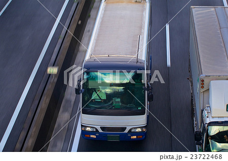 高速道路上を走るJRバス 23722468