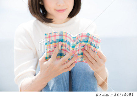 読書　女性 23723691