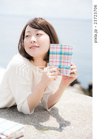 読書　女性 23723706