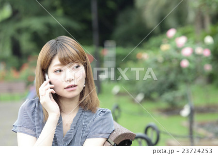 携帯をかける若い女性口元あき 携帯をかける若い女性口元あき 23724253