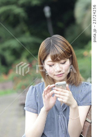 携帯をかける若い女性携帯目線 携帯をかける若い女性携帯目線 23724256