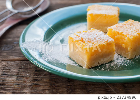 Baked Lemon Bars with Powdered Sugar 23724996
