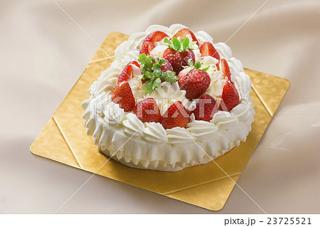 ハートのデコレーションケーキの写真素材