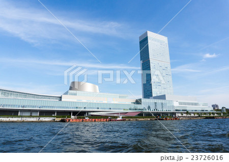 信濃川水上バスからの朱鷺メッセの眺め 23726016