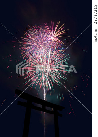 花火と大鳥居 23727215