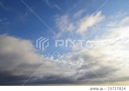 大空に層雲と巻積雲の二階層の雲 23727824
