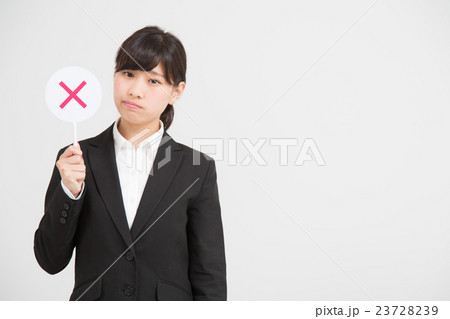 判定するスーツの女性 判定するスーツの女性 23728239
