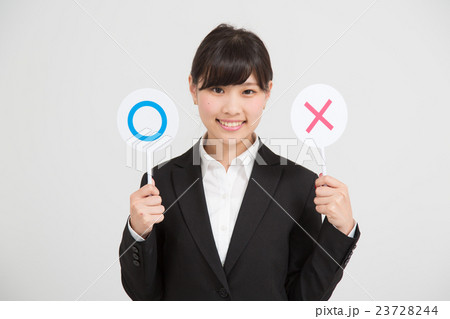判定するスーツの女性 23728244
