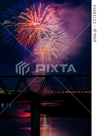 えびな市民まつりの花火と小田急線の電車 23728453
