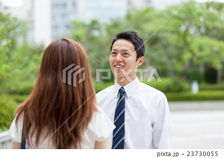 会話する男女 会話する男女 23730055