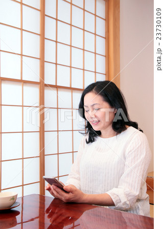 和室の女性 主婦 中高年 和室の女性 主婦 中高年 23730109