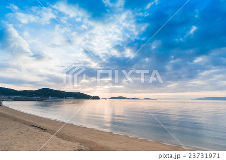 岡山県瀬戸内市牛窓町の海水浴場の朝景 23731971