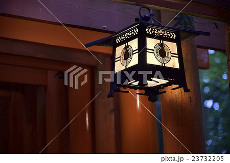 伏見稲荷大社　千本鳥居　吊灯籠 23732205