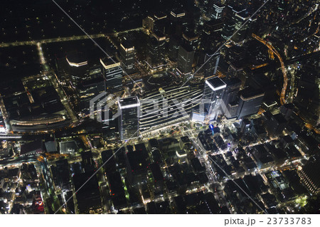 夜の東京駅を八重洲口方向から空撮 23733783