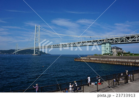 舞子海岸から見る世界一のつり橋「明石海峡大橋」と孫文記念館 舞子海岸から見る世界一のつり橋「明石海峡大橋」と孫文記念館 23733913