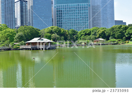 庭園の池とお茶屋  23735093