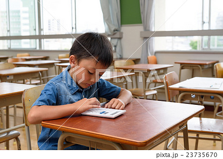 教室で電卓を使う小学生の男の子 教室で電卓を使う小学生の男の子 23735670