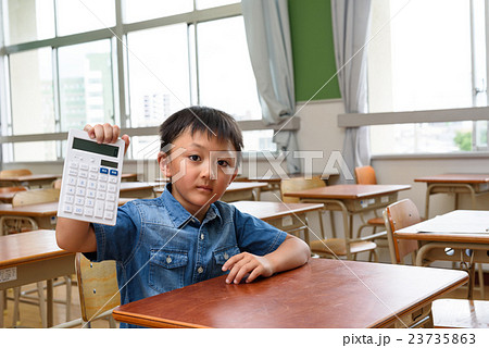 教室で電卓を見せる小学生の男の子 困る 教室で電卓を見せる小学生の男の子 困る 23735863