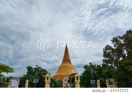 Phra Pathom Chedi, Thailand(古都ナコン・パトムのプラ・パトム・チェディ) Phra Pathom Chedi, Thailand(古都ナコン・パトムのプラ・パトム・チェディ) 23737225