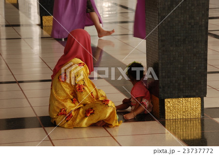 マレー人の母子（国立モスク(マスジット・ネガラ)･クアラルンプール／マレーシア） 23737772