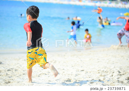 ビーチを走る子どもの写真素材