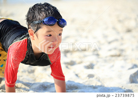 ビーチで砂遊びする子ども 23739875