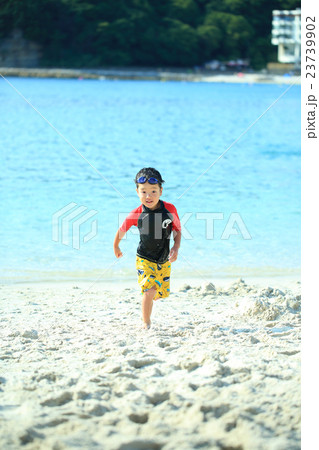 ビーチを笑顔で走る子ども 23739902