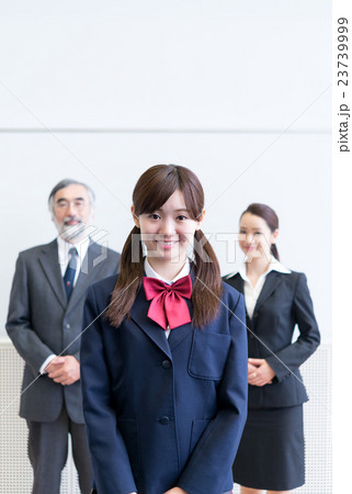ホワイトボードの前に立つ教師と女子高生 教育イメージ ホワイトボードの前に立つ教師と女子高生 教育イメージ 23739999